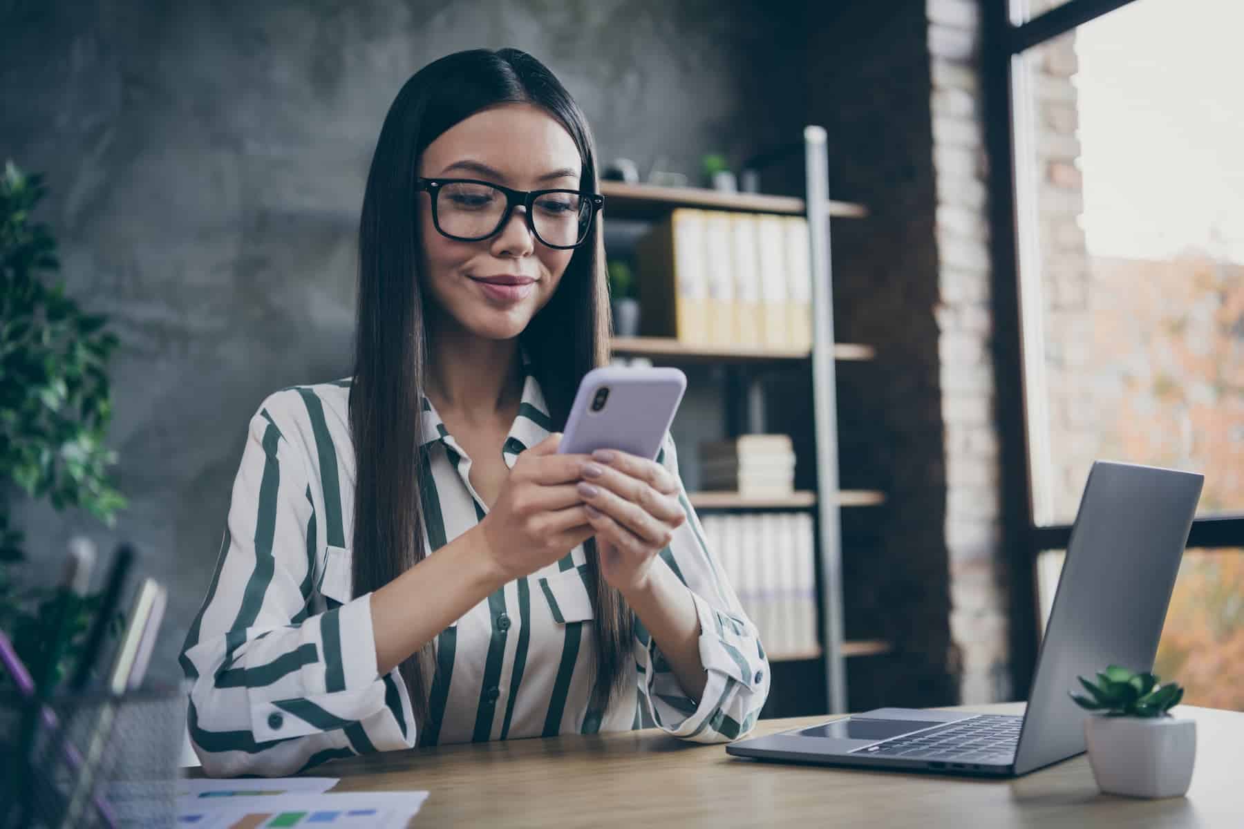 A young woman is sitting behind her desk coming up strategies to break free from mediocrity.