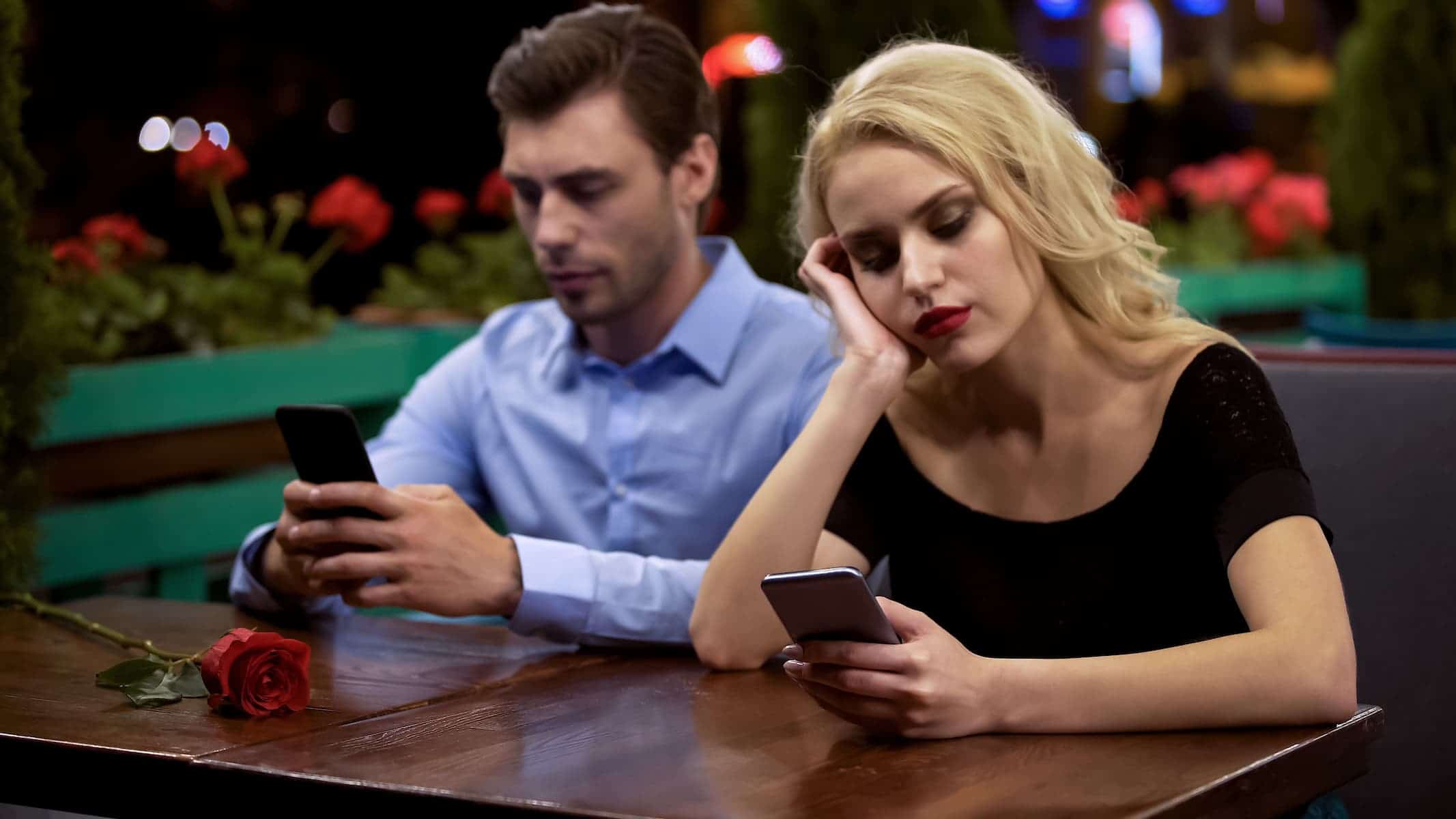 A couple spends time scrolling through web pages on their phones instead of communicating about their problems, which is why their relationship remains mediocre.